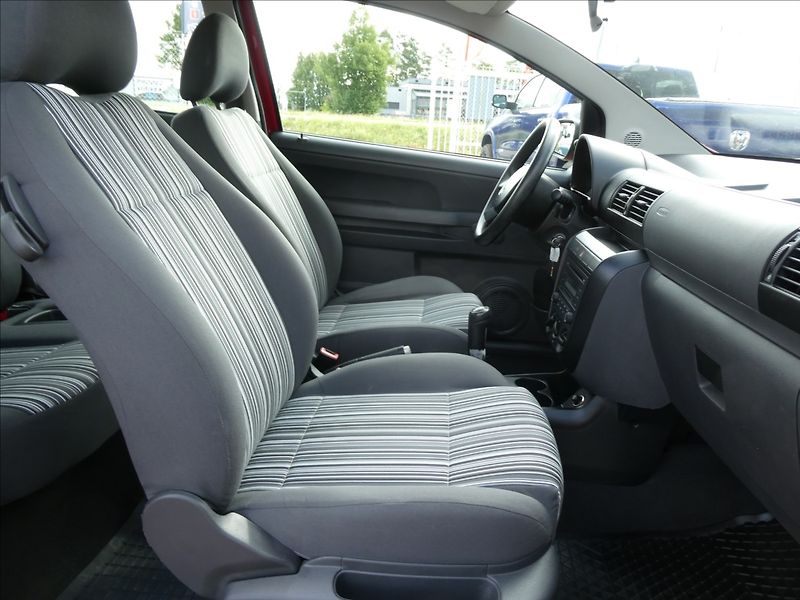 Volkswagen Fox 1,2 HTP 2 x kola - fotka 19 z 31