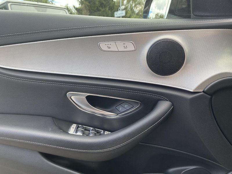 Mercedes-Benz Třídy E E 220d 4M AMG - fotka 22 z 27