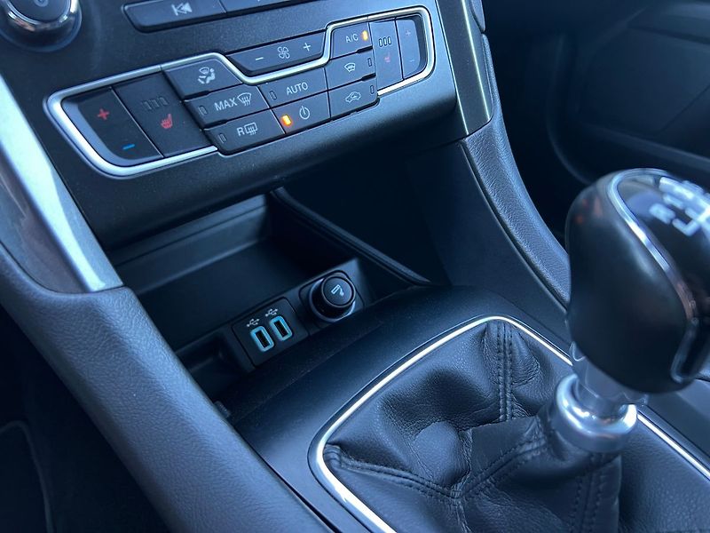 Ford Mondeo (2021) 2.0 TDCi-TAŽNÉ-VYHŘEV.S - fotka 37 z 48