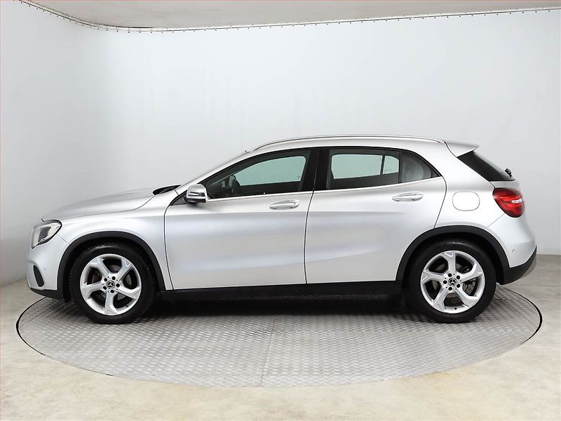 Mercedes-Benz GLA (2018) 200 d 4MATIC, 4X4 - fotka 3 z 19