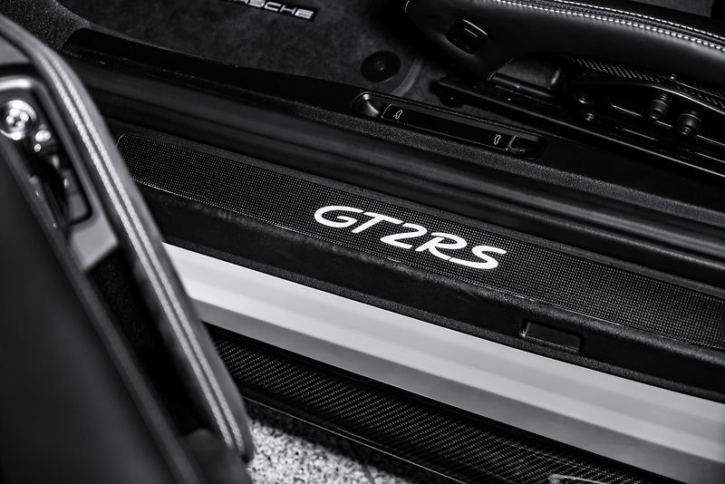 Porsche 911 GT2 RS/WEISSACH/CARBON/MAGNESI - fotka 37 z 48