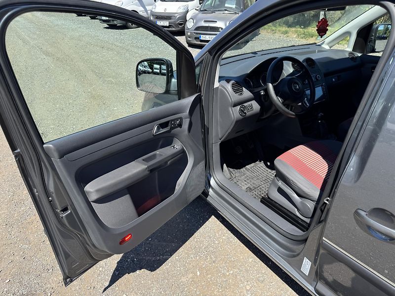 Volkswagen Caddy 1.6TDi,75kw,5míst,klima,Tažné. - fotka 19 z 37