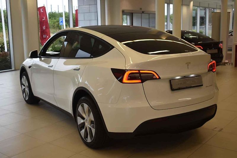 Jedna z prvních Tesel Model Y v showroomu v Čestlicích