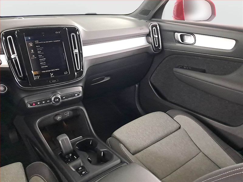 Volvo XC40 (2023) T2 - fotka 8 z 21