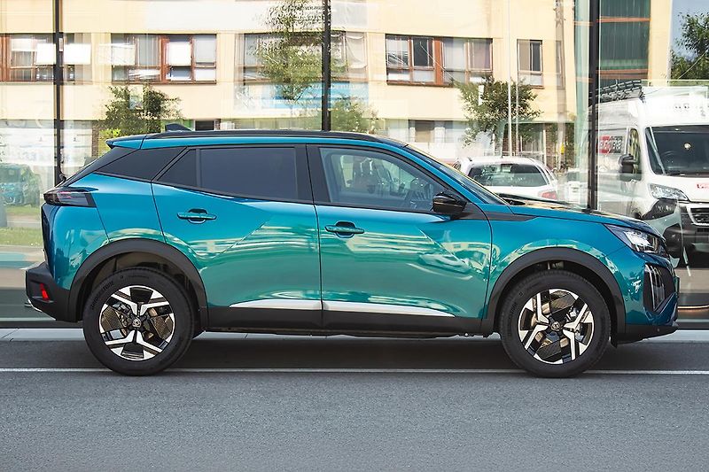 Peugeot 2008 (2026) 1,2 ALLURE Hybrid 110 e-DCS6 - fotka 4 z 19