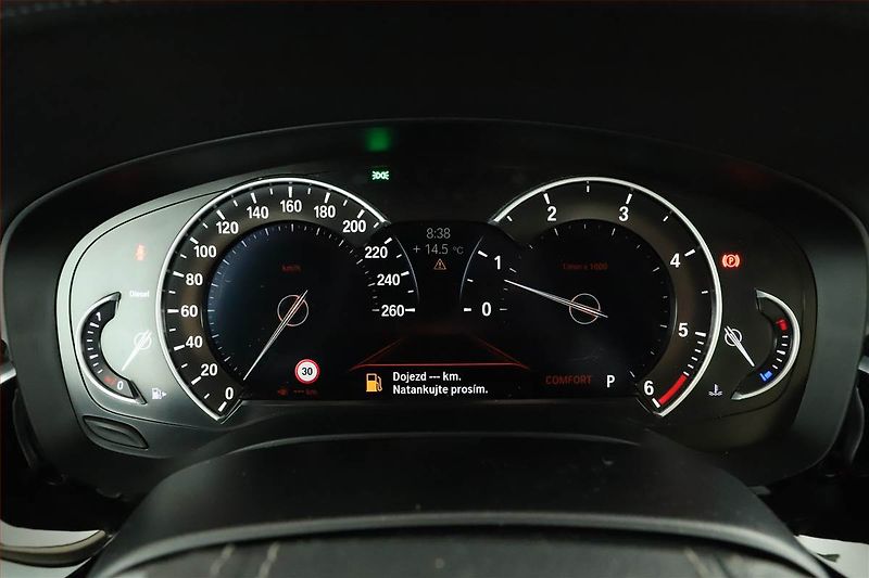 BMW Řada 5 (2017) 530d - fotka 9 z 20