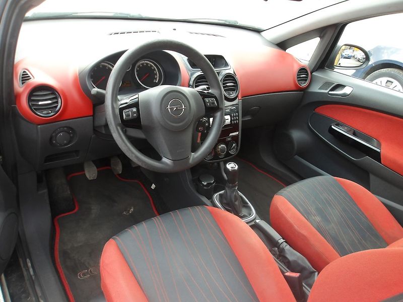 Opel Corsa 1,2i 59kW 93000km STK04/2028 - fotka 8 z 23