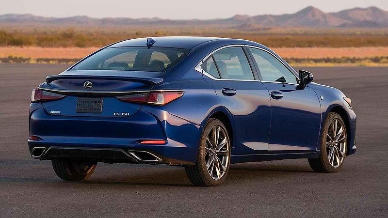 Lexus ES.