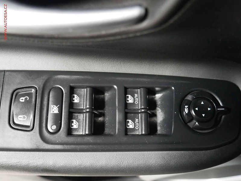 Jeep Renegade (2015) 2.0 CRD 4x4, 2.maj,ČR, AC - fotka 20 z 24