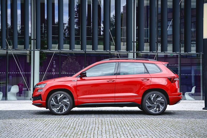 Škoda Karoq (2023) Sportline Exclusive 2,0 TSI 14 - fotka 2 z 37