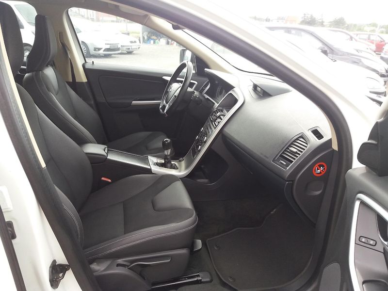 Volvo XC60 2.4D,129kW,KŮŽE ,SERVI.KNÍŽKA! - fotka 14 z 24