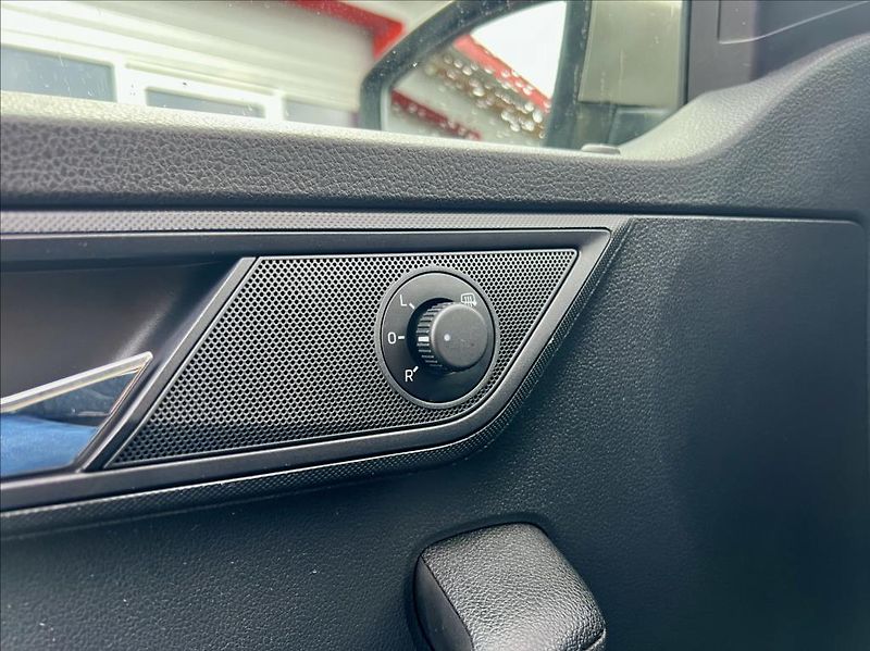 Škoda Fabia 1,0 MPI / KLIMA - fotka 33 z 37