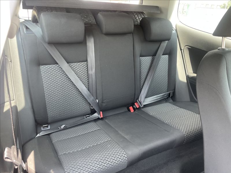 Volkswagen Golf 1,4 MPi 59kw Klima ESP - fotka 10 z 28