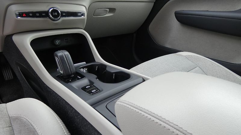 Volvo XC40 D3 Drive-E AWD Momentum - fotka 6 z 22