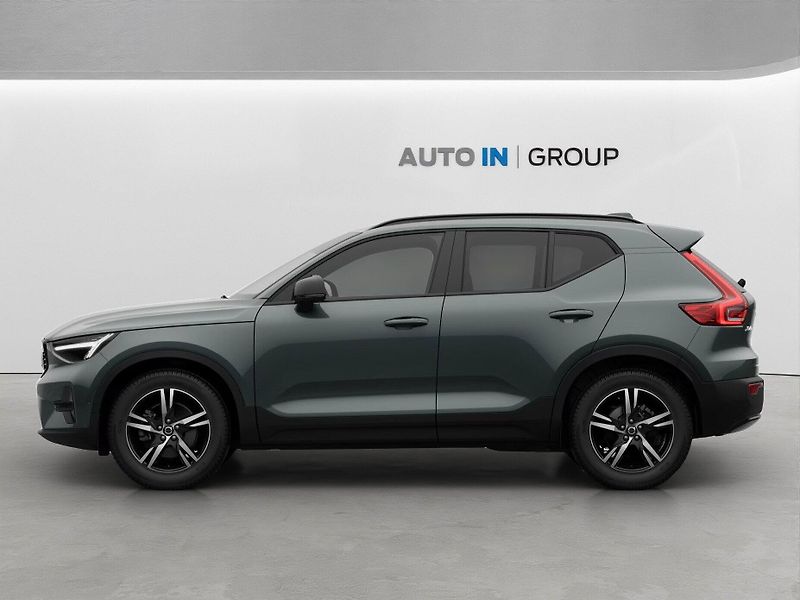 Volvo XC40 (2026) Plus Dark B4 145k, pano,360°ka - fotka 3 z 13