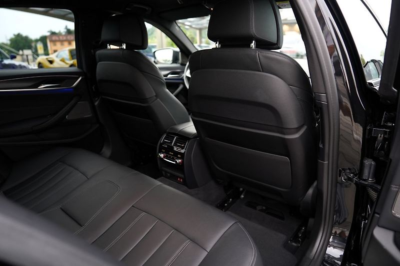 BMW Řada 5 M550i xDrive/Lasery,HUD/530PS - fotka 30 z 44