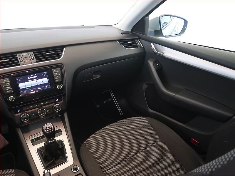 Škoda Octavia (2015) 1.6 TDI, Navi, Tempomat - fotka 8 z 13