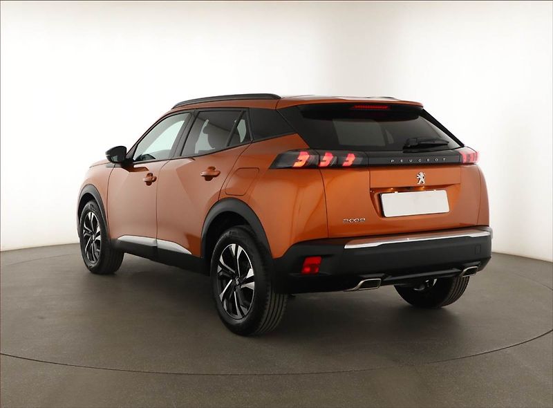 Peugeot 2008 (2023) Allure 1.2 PureTech, Automat - fotka 4 z 18
