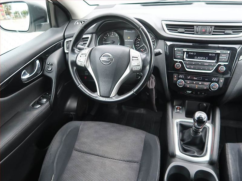 Nissan Qashqai (2015) 1.2 DIG-T, Tempomat - fotka 7 z 17