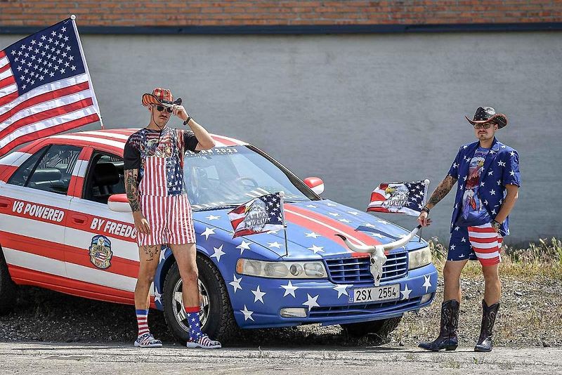 Auto pořadatelů akce Gumbalkan, 20. června 2023, Ostrava. (zleva) Richard Nemeth a Stefan Stefanov.
