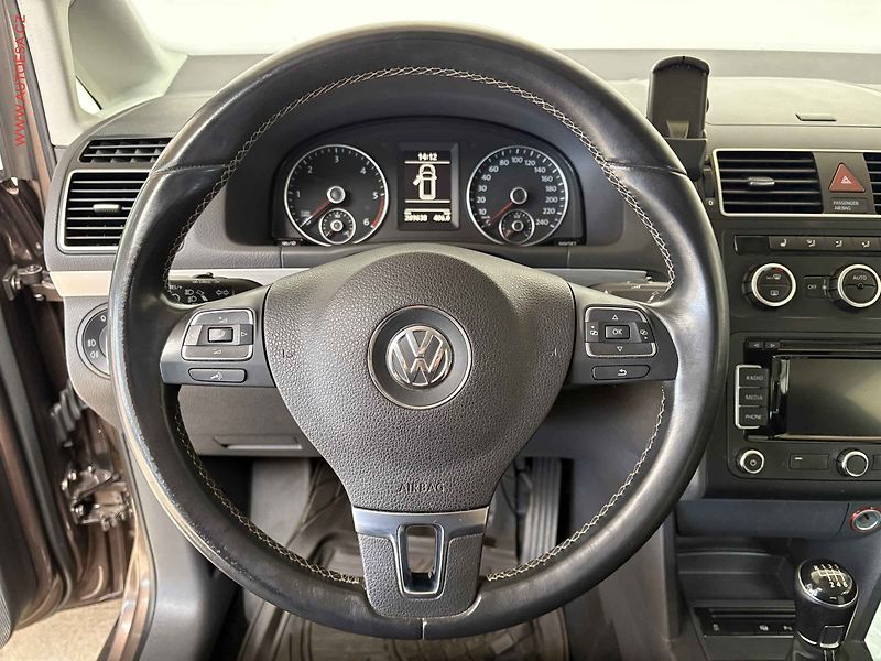 Volkswagen Touran (2014) 2.0TDi, AC, park.čidla - fotka 16 z 16