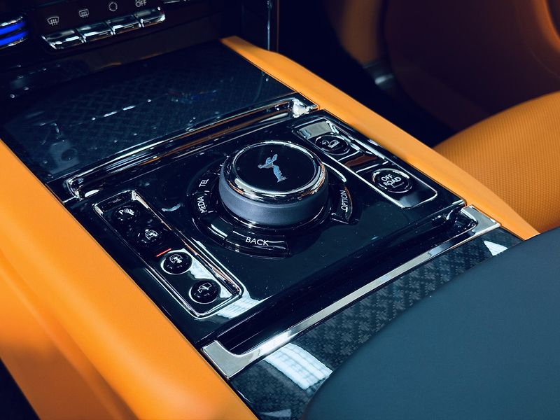 Rolls-Royce Cullinan (2026) Black B SHOOTING STARS BESPOKE - fotka 29 z 45
