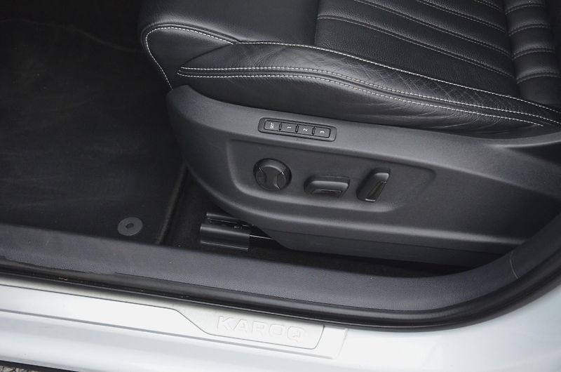 Škoda Karoq (2018) 1.6 TDi 85kW DSG STYLE /CANTON - fotka 14 z 41