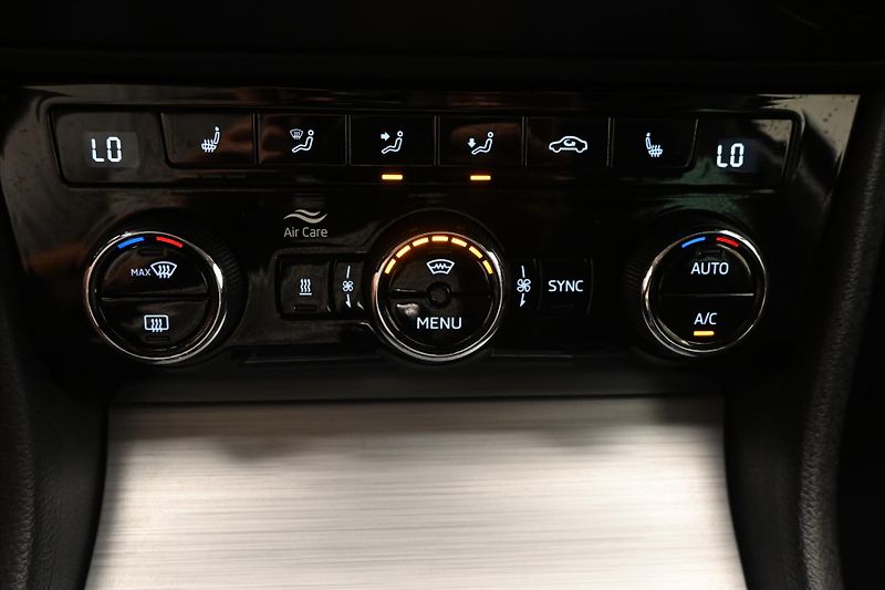 Škoda Superb 2,0 TDI 147 kW DSG 4x4 NEZ.TOP - fotka 21 z 30
