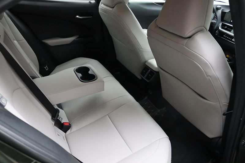 Lexus UX 250h F-SPORT DESIGN 2.0 135kW - fotka 44 z 50