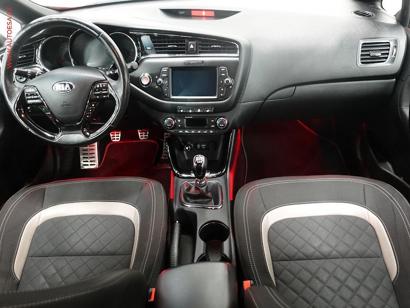 Kia Ceed (2016) 1.6 CRDi, 1.maj,ČR, servis - fotka 8 z 22