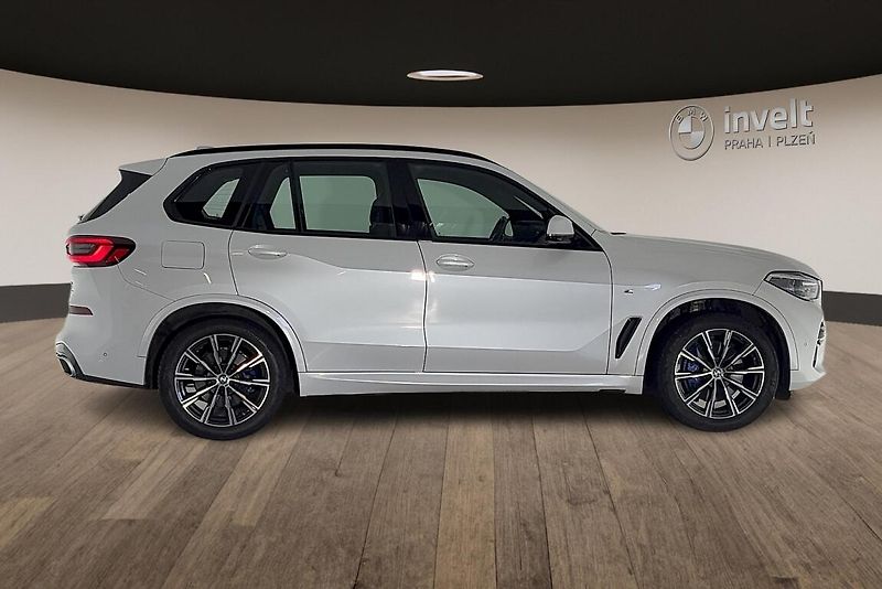 BMW X5 xDrive30d - fotka 2 z 30