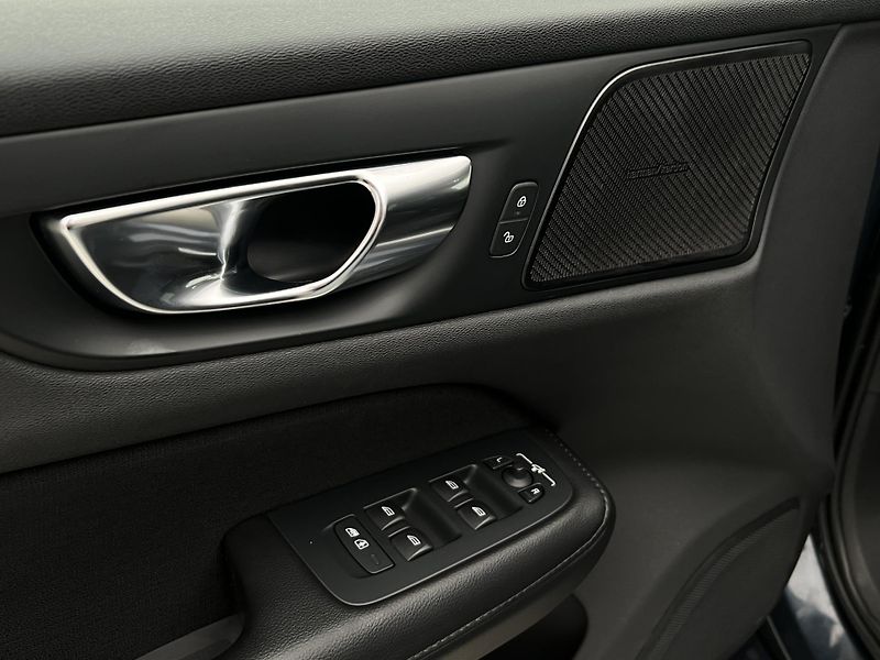 Volvo V60 B4 MOMENTUM AUT  - fotka 42 z 42
