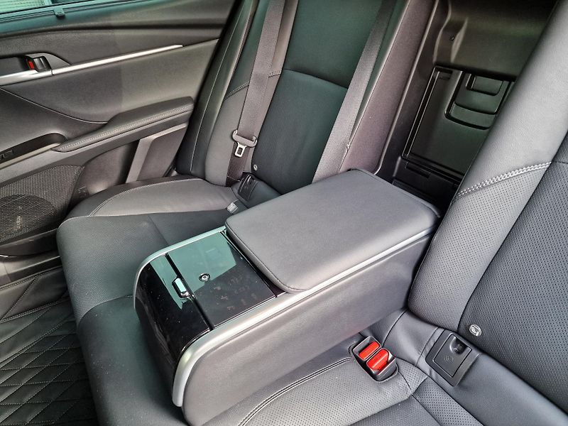 Toyota Camry (2024) 2.5 Hybrid EXECUTIVE - fotka 12 z 23