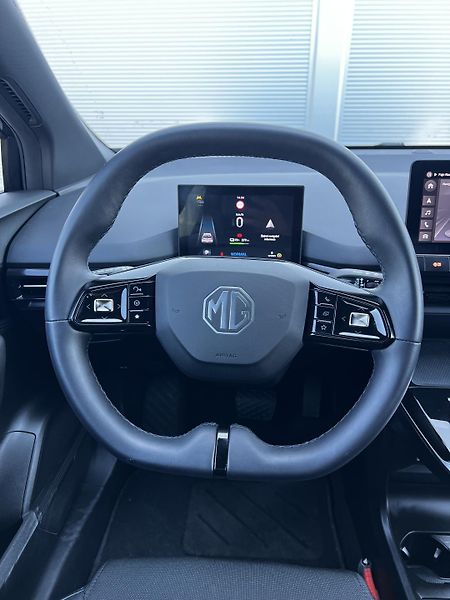 MG MG4 150kW 64kWh LUXURY 1.Maj DPH - fotka 8 z 26