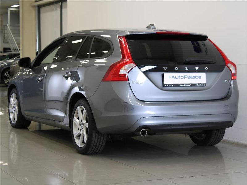 Volvo V60 2,0 D3 110kW AT Mom.NAVI Light - fotka 3 z 18
