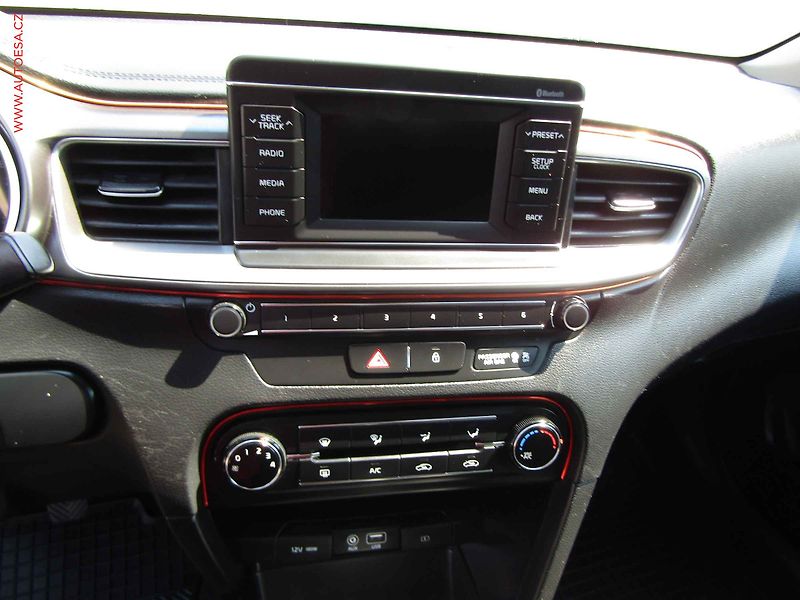 Kia Ceed (2018) 1.4i, ČR, AC, temp, tažné - fotka 15 z 21