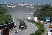 První armádní výcvik přesunu tanků Leopard 2A4 na dálnici D35.