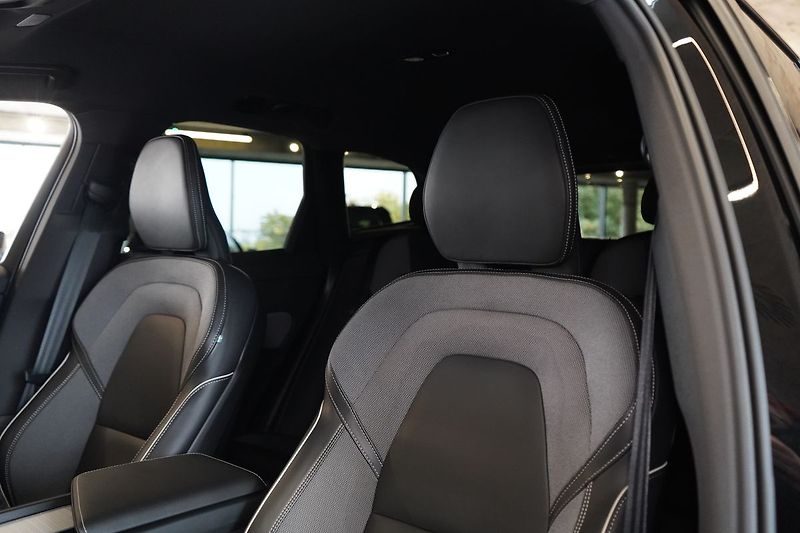 Volvo XC60 B5 Plus Black Edition, 360° - fotka 19 z 44