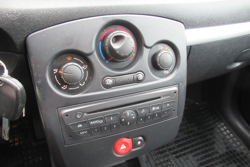 Renault Clio 1.2i  KLIMA  NAVIGACE - fotka 14 z 21