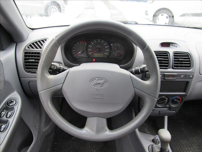 Hyundai Accent 1,3 63kW - fotka 12 z 23