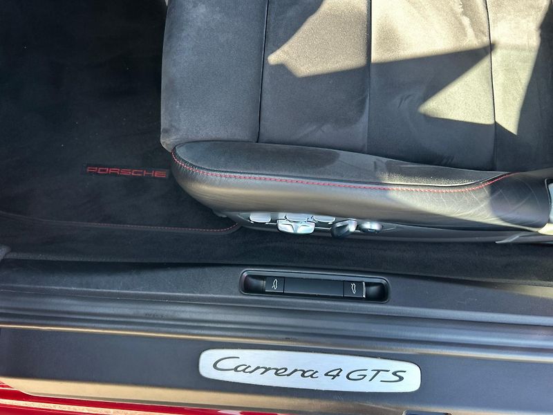 Porsche 911 Carrera 4 GTS Coupe - fotka 22 z 29