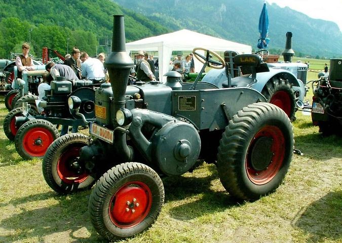 Traktor Lanz Bulldog byl fenomén své doby. Byl to levný a poměrně jednoduchý stroj, který byl mezi zemědělci a podniky velice oblíbený.