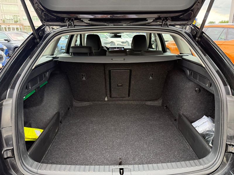 Škoda Octavia Selection 1.5 TSI 110kW Combi - fotka 25 z 25