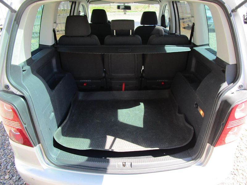 Volkswagen Touran 2,0i-80KW-POHON BENZÍN+ CNG - fotka 6 z 13