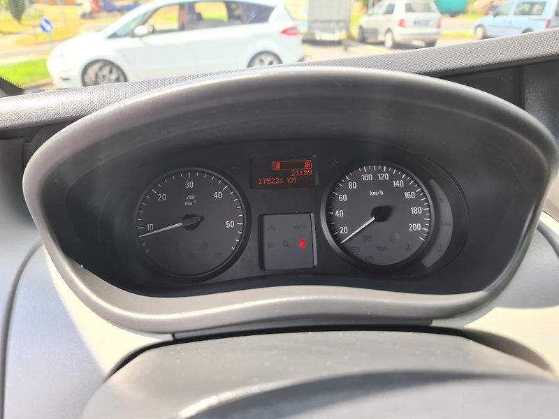 Opel Vivaro (2011) 2.0 CDTi 84-KW 8-MÍST KLIMA TE - fotka 33 z 39