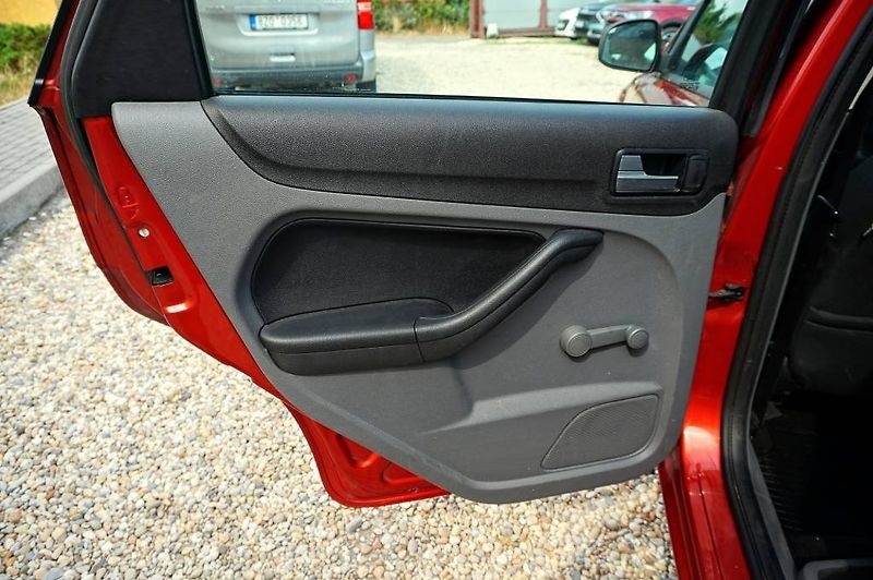 Ford Focus (2009) TREND 1,6 16V 74 kW - fotka 20 z 36