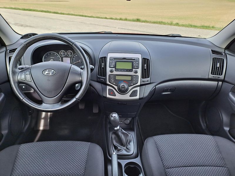 Hyundai i30 (2012) 1.4i DOLOŽENÉ KM - fotka 18 z 33