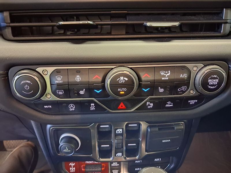 Jeep Wrangler (2024) Rubicon 2.0 Turbo 4WD - fotka 17 z 21