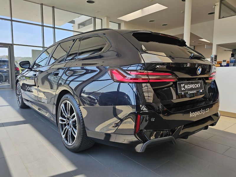 BMW Řada 5 540d xDrive Touring - fotka 4 z 39