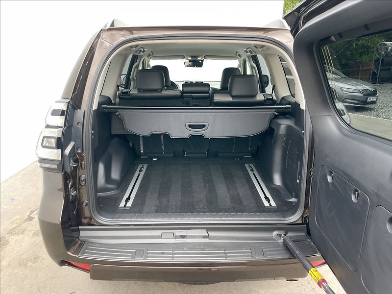 Toyota Land Cruiser 2,8 D4-D AT6 Executive NAVI - fotka 24 z 24